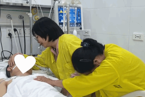 Vợ ôm hôn tiễn biệt chồng chết não: 'Em gọi mà anh có dậy đâu'