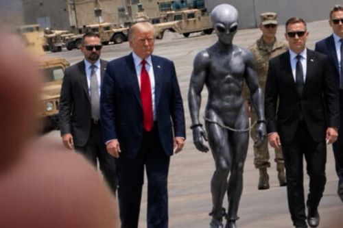 Ông Trump đăng ảnh áp giải 'người ngoài hành tinh gợi cảm'