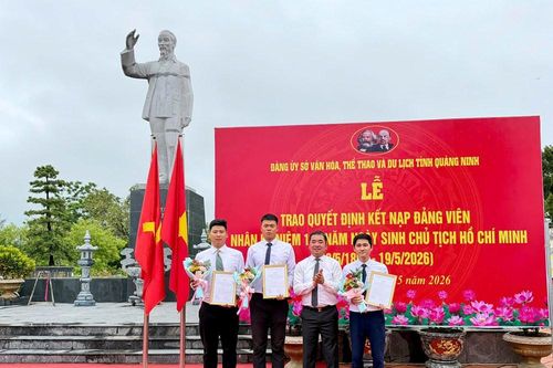 Trang nghiêm Lễ trao quyết định kết nạp đảng viên tại đảo Cô Tô