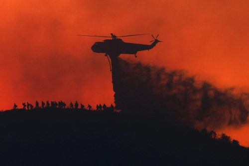 Hơn 17.000 người sơ tán do cháy rừng ở Nam California