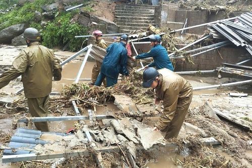 Công an các xã vùng cao Tuyên Quang khẩn trương hỗ trợ người dân khắc phục hậu quả thiên tai