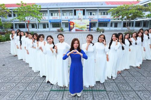 Trao tặng 250 bộ áo dài: Khi văn hóa lặng lẽ trở lại trong không gian giáo dục