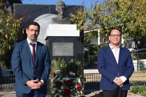 Dâng hoa kỷ niệm 136 năm Ngày sinh Chủ tịch Hồ Chí Minh tại Chile