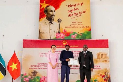 Trao giải Cuộc thi vẽ tranh 'Chủ tịch Hồ Chí Minh và Việt Nam trong mắt em' cho học sinh Mozambique