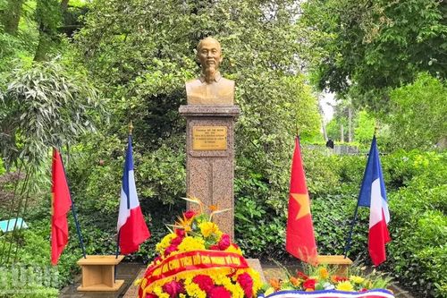 [Ảnh] Kỷ niệm trọng thể 136 năm Ngày sinh Chủ tịch Hồ Chí Minh tại Pháp