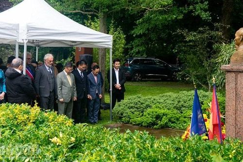 Hoạt động kỷ niệm 136 năm ngày sinh Bác Hồ tại Pháp: Luôn ghi nhớ những cống hiến to lớn của Chủ tịch Hồ Chí Minh