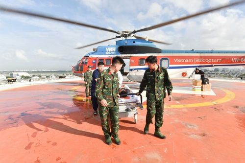 Trực thăng đưa người dân bị tai nạn nguy kịch ở Trường Sa về đất liền điều trị