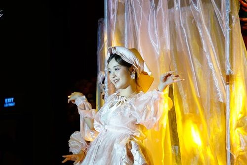Từ ánh đèn sân khấu đến giấc mơ làm truyền hình của nữ sinh Báo chí đa tài