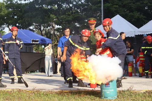 Bệnh nhi Đà Nẵng thích thú trải nghiệm làm 'lính cứu hỏa'