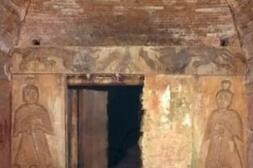 8 chữ khắc trong bia mộ khiến các nhà khảo cổ phẫn nộ