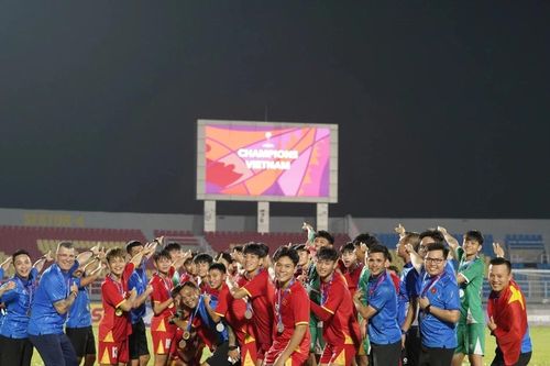 U17 Việt Nam vô địch Đông Nam Á: Đừng để vinh quang chỉ là... khoảnh khắc