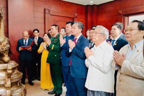 Cộng đồng người Việt tại Lào kỷ niệm 136 năm Ngày sinh Chủ tịch Hồ Chí Minh