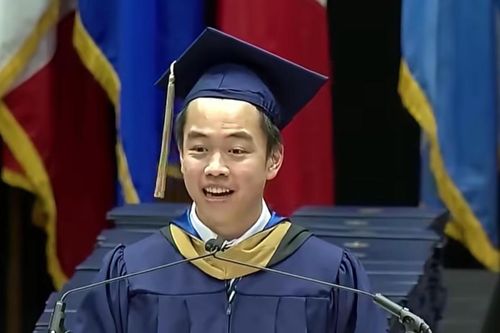 Tân thạc sĩ Việt hát 'Ước mơ của mẹ' tại lễ tốt nghiệp trên đất Mỹ