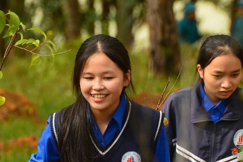 Hàng trăm bạn trẻ Lâm Đồng, Đắk Lắk hăng hái trồng cây dịp Ngày sinh Bác Hồ