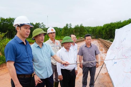 Phó Chủ tịch UBND tỉnh Nguyễn Văn Đệ kiểm tra tiến độ thi công Dự án hồ chứa nước Bản Mồng và Dự án hồ chứa nước Kẻ Nính