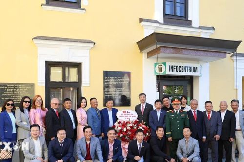 Trang trọng lễ dâng hoa tưởng niệm Bác Hồ tại Cộng hòa Séc