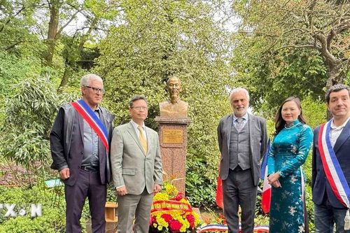 136 năm Ngày sinh Chủ tịch Hồ Chí Minh: Dâng hoa tưởng niệm Bác Hồ tại Pháp