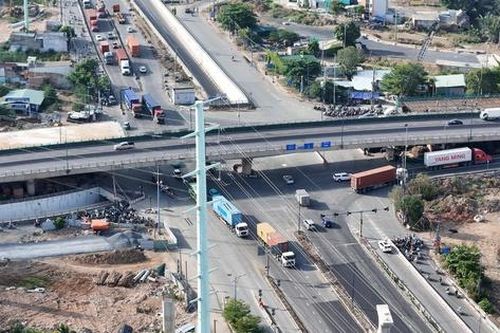 Nút giao 4 tầng lớn bậc nhất Tp.HCM vẫn dang dở vì chưa giải tỏa xong mặt bằng