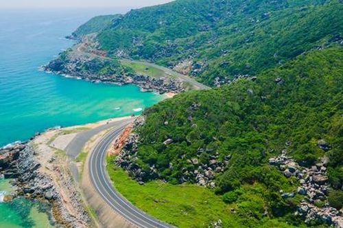Khám phá cung đường ven biển đẹp xuất sắc, nơi núi cao và biển xanh hội tụ