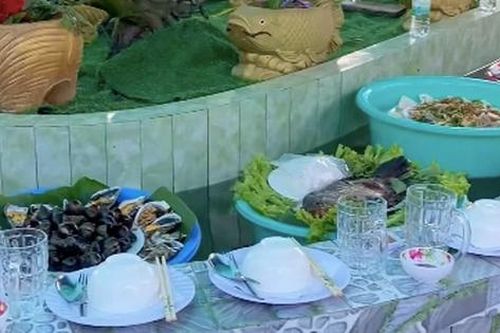 Đám giỗ miền Tây độc lạ với tiệc kiểu 'lẩu băng chuyền' khiến nhiều người tò mò