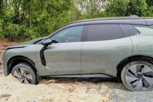 Vì sao nhiều SUV vẫn sa lầy trên cát dù gầm cao, nhiều công nghệ?