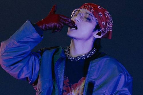 V bị bạn thân vạch áo trên sân khấu concert BTS, để lộ chi tiết gây xôn xao