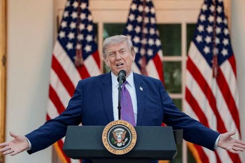 Tổng thống Donald Trump ký sắc lệnh nhằm ngăn chặn các hoạt động tài chính bất hợp pháp