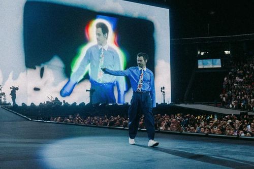 Harry Styles và đêm diễn thắp lên hy vọng giữa thời đại bất an