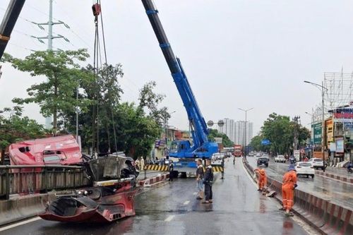 Hải Phòng: Xe container lật nghiêng do đâm vào lan can cầu vượt