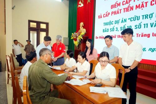Hội Chữ thập đỏ cấp phát tiền mặt hỗ trợ người dân bị ảnh hưởng thiên tai
