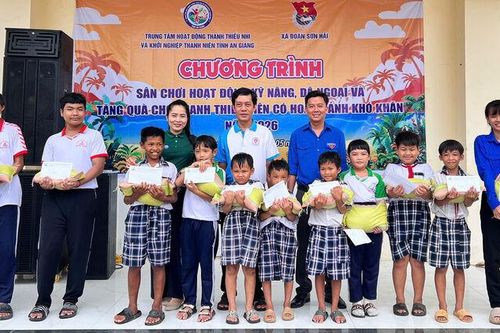 Tổ chức sân chơi kỹ năng, dã ngoại và tặng quà cho thanh, thiếu nhi xã Sơn Hải