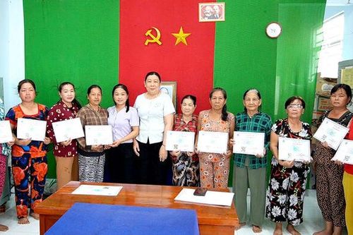 Trao 37 thẻ Bảo hiểm Y tế cho hội viên phụ nữ xã Phú An