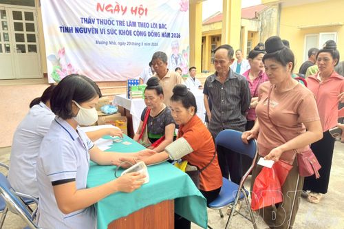 Gần 500 người dân xã Mường Nhà được khám bệnh, cấp phát thuốc miễn phí