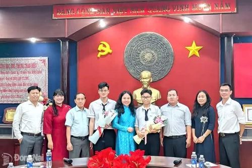 Chi bộ Trường THPT Trấn Biên kết nạp 2 đảng viên là học sinh ưu tú