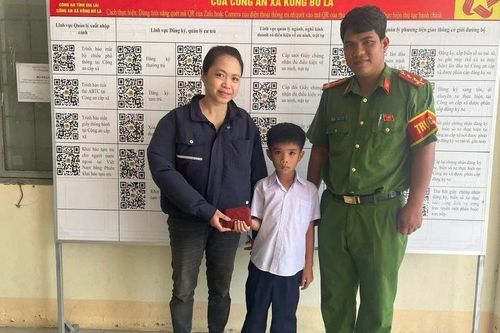 Cậu bé lớp 2 nhặt được 5 triệu đồng mang đến Công an xã giao nộp