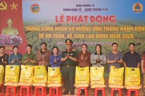 Đoàn Kinh tế - Quốc phòng 710 trao gần 300 triệu đồng cho người lao động vùng biên