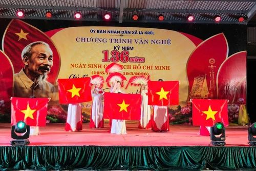 Xã Ia Krêl tổ chức văn nghệ quần chúng chào mừng kỷ niệm 136 năm Ngày sinh Chủ tịch Hồ Chí Minh