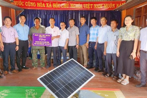 Phường Pleiku trao bò sinh kế, hỗ trợ 'Thắp sáng đường quê' tại xã Đak Pơ