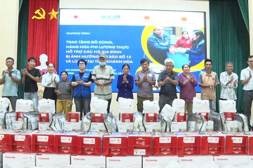 Xã Diên Khánh phối hợp trao 93 phần quà cho hộ dân bị ảnh hưởng bởi lũ lụt