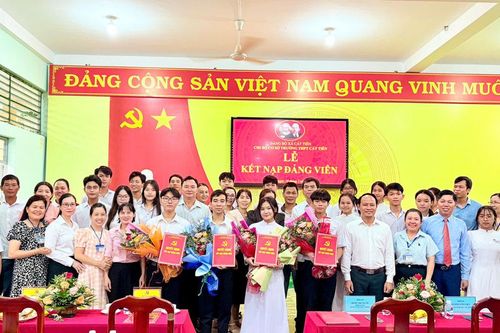 Cát Tiên kết nạp Đảng cho 4 học sinh ưu tú