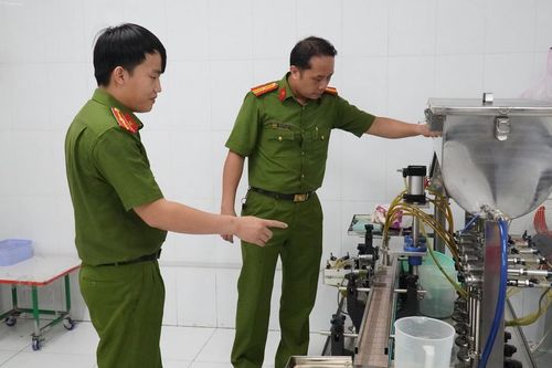 Tây Ninh triệt phá đường dây sản xuất dầu gió Eagle Brand giả quy mô lớn