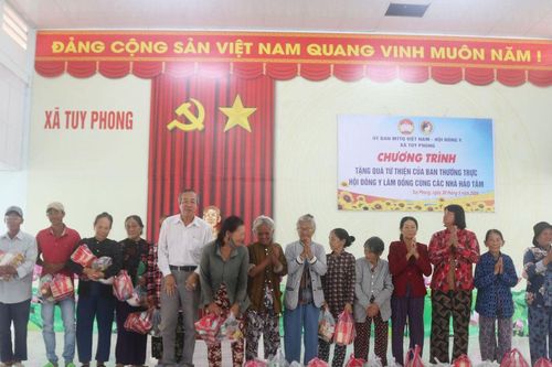 Tặng 200 phần quà cho hộ nghèo ở Tuy Phong