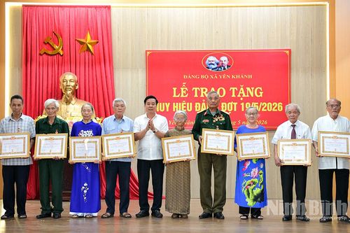 Đảng ủy xã Yên Khánh trao Huy hiệu Đảng đợt 19/5/2026 cho 53 đảng viên