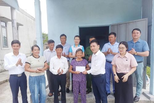 Ủy ban MTTQ Việt Nam xã Quảng Trạch tặng quà các đối tượng có hoàn cảnh đặc biệt khó khăn