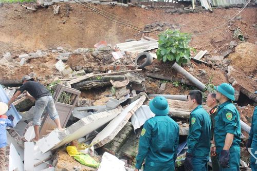 Kịp thời hỗ trợ khắc phục đất, đá sạt trượt vào nhà dân do mưa lớn