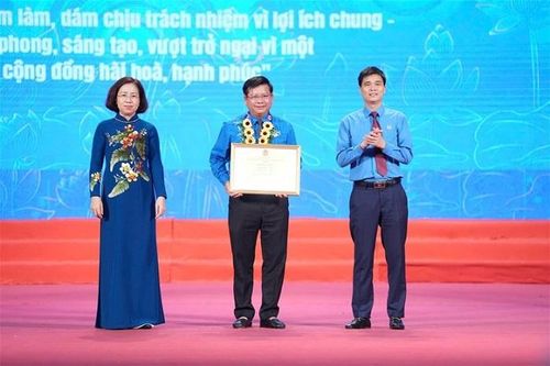 Hiệu trưởng Trường Đại học Điện lực nhận Bằng khen của Tổng Liên đoàn Lao động Việt Nam