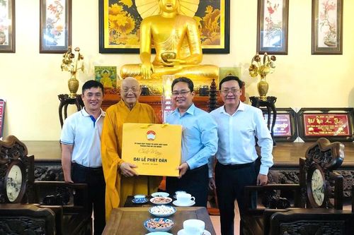 Lãnh đạo Ủy ban MTTQVN TP.HCM tổ chức đoàn thăm, chúc mừng Phật đản đến 100 vị Tăng Ni tiêu biểu