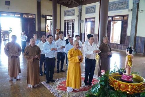 Đoàn lãnh đạo tỉnh Lâm Đồng và phường Bắc Gia Nghĩa chúc mừng Đại lễ Phật đản Phật lịch 2570