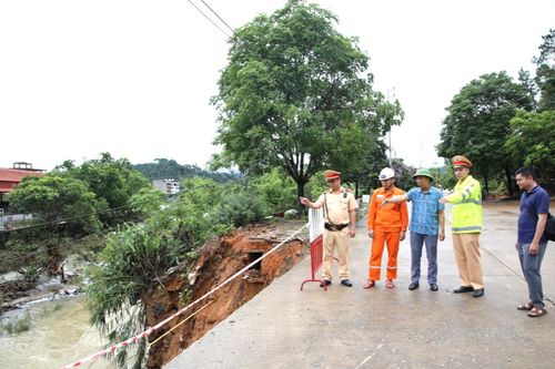 Quảng Ninh: Khẩn cấp khắc phục nhiều điểm ngập úng, sạt lở mất an toàn sau mưa lớn