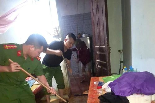 Công an tỉnh Phú Thọ giúp dân khắc phục hậu quả sạt lở